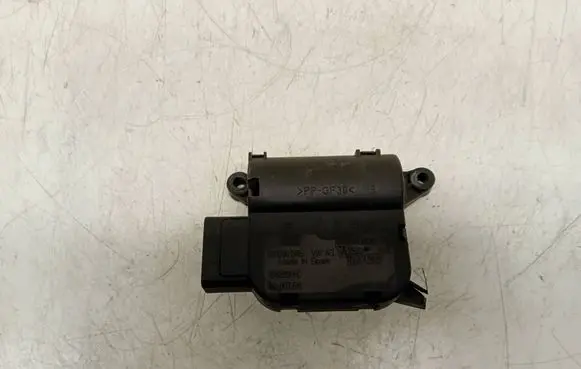 Audi A3 S3 A3 Sportback 8P Air flap motor/actuator 0132801345
