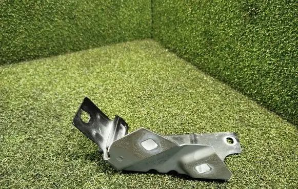 Fender mounting bracket