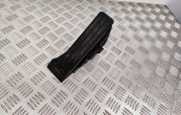 Accelerator throttle pedal