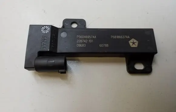 Jeep Cherokee Aerial antenna amplifier P56046957AA P68186637AA
