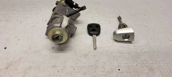 Toyota Avensis T250 Lock set 450200504 M05015178 736670A