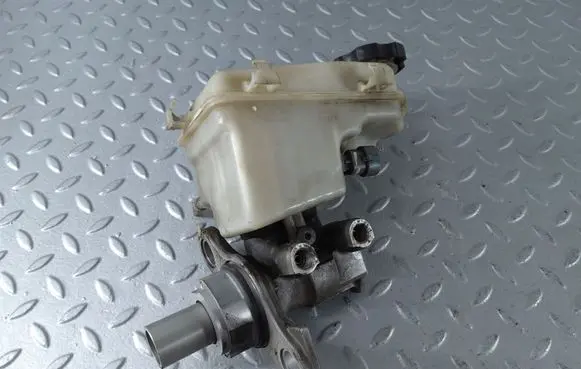 Brake fluid reservoir