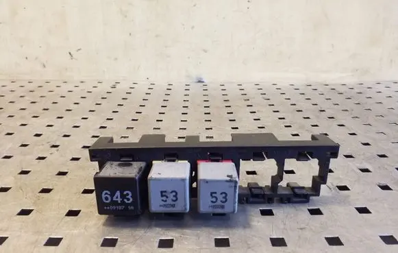 Volkswagen Tiguan Relay mounting block 1K0937503A