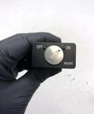 Passenger airbag on/off switch