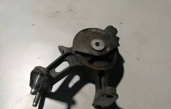 Toyota Verso Engine mount bracket