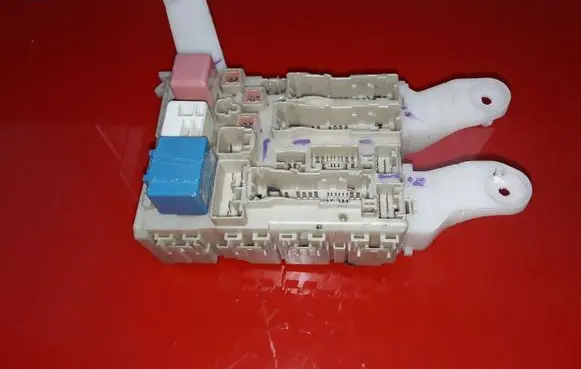 Toyota Auris 150 Fuse module 8273002150 8273002150A 02119123