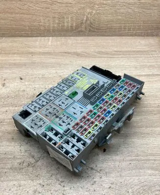 Opel Zafira A Fuse module 24412497