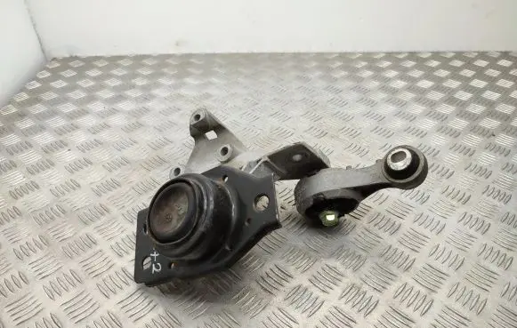 Nissan Qashqai Engine mount bracket
