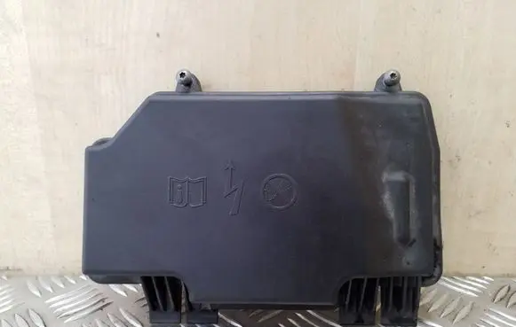 Mercedes-Benz C W205 Fuse box cover A2055400182