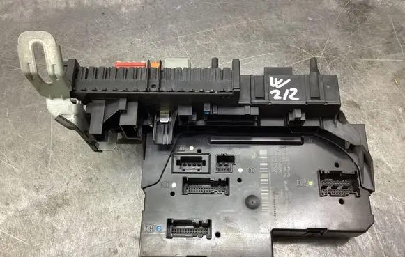 Mercedes-Benz E W212 Fuse module 2129060405 5DK01102300