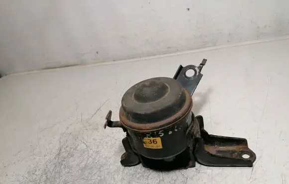 Toyota Yaris Engine mount bracket