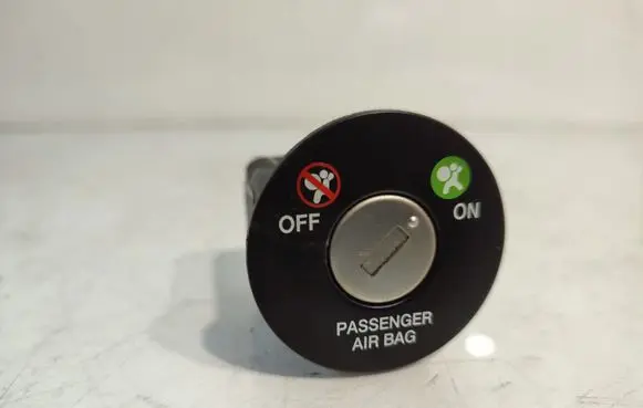 KIA Carens II Passenger airbag on/off switch 