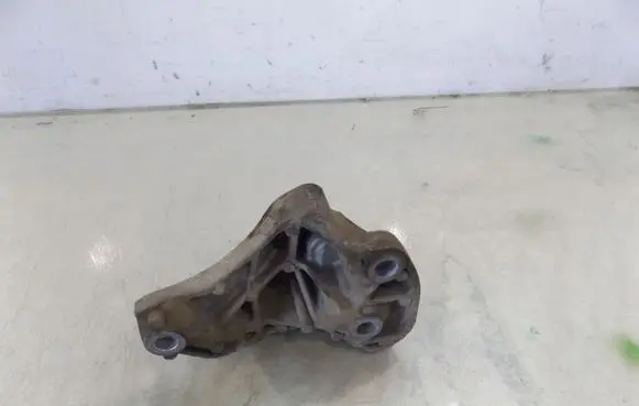 Mazda 2 Engine mounting bracket
