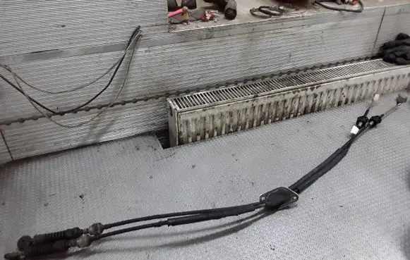 Volvo S60 Gear shift cable linkage 9143964