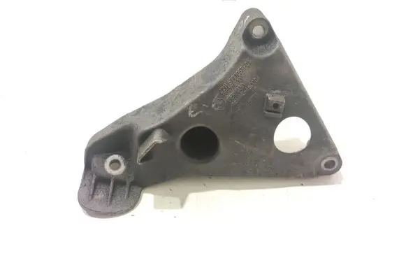 BMW 5 E60 E61 Engine mounting bracket 6777053 13807410