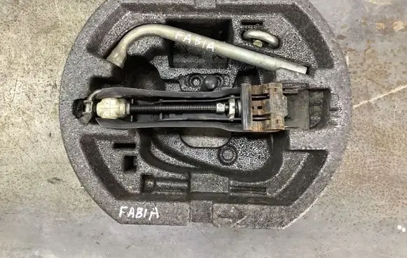 Skoda Fabia Mk2 (5J) Tool set 