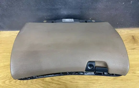 Volvo XC70 Glove box 3865