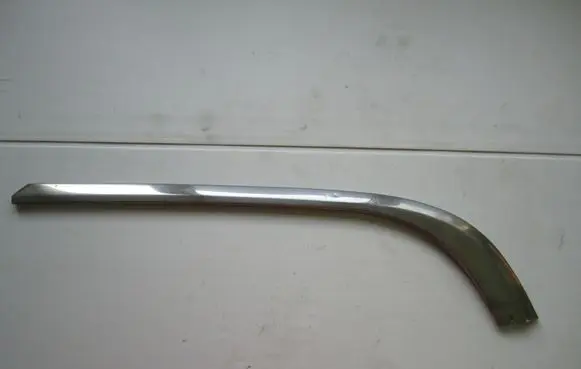 Front bumper splitter molding