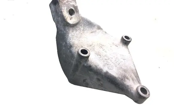 Engine mounting bracket