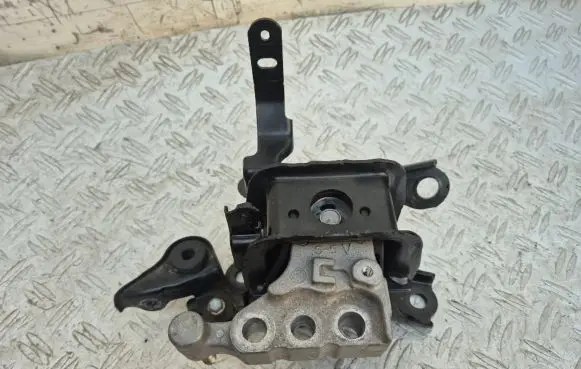 Toyota RAV 4 (XA50) Engine mount bracket