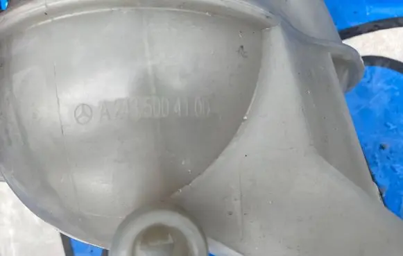 Mercedes-Benz EQA Coolant expansion tank/reservoir A2435004100