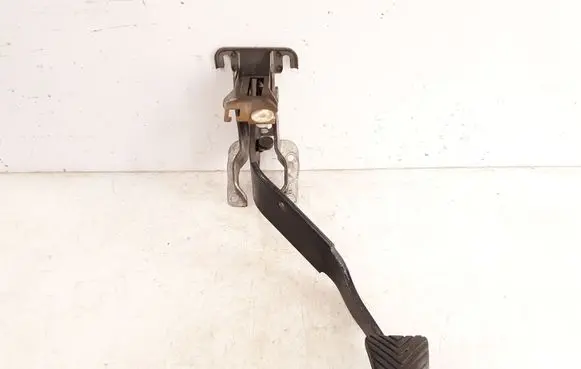 Mitsubishi Pajero Brake pedal