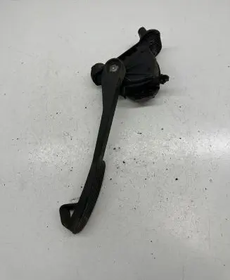 Accelerator throttle pedal