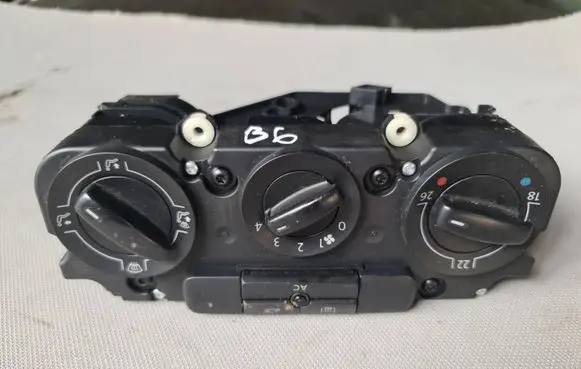Volkswagen PASSAT B6 Climate control unit 3C2820045A 987676V 5HB00932827