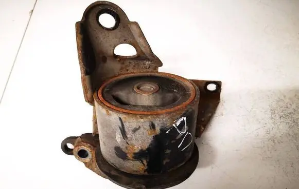 Nissan X-Trail T30 Engine mount bracket