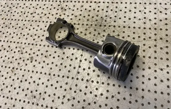 Piston with connecting rod