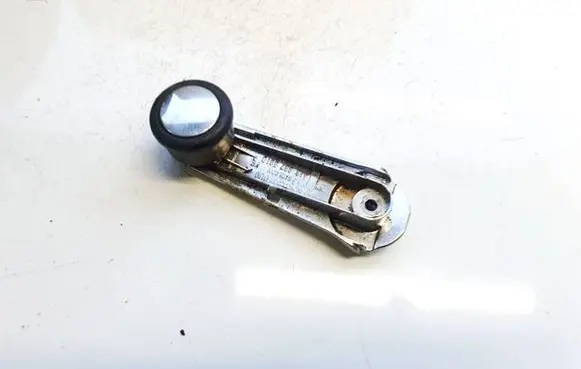 Volkswagen PASSAT B5 Front door window winding handle 443837581d