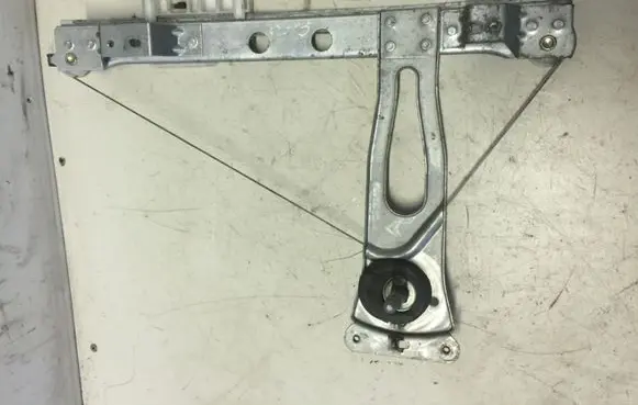 Rear door manual window regulator