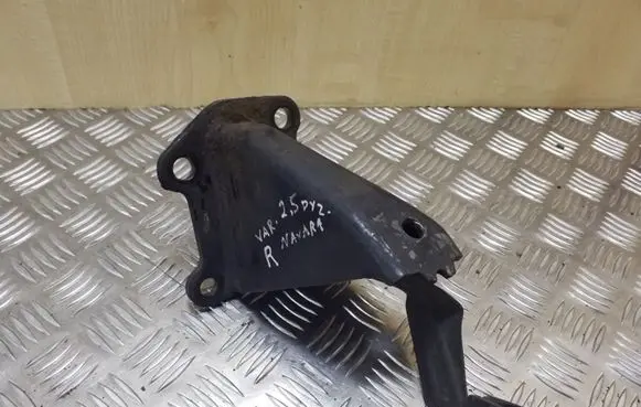 Nissan Navara D40 Engine mounting bracket
