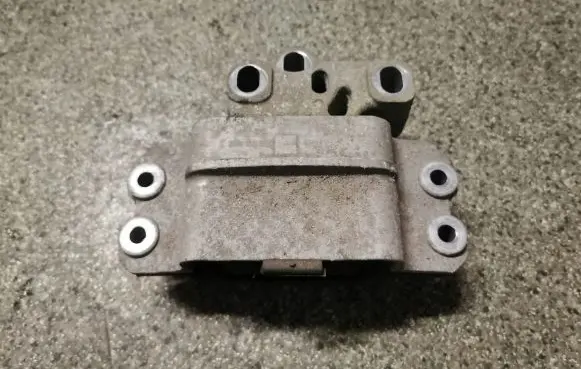 Volkswagen Tiguan Engine mount bracket 5N0199555