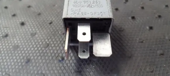 Volkswagen PASSAT B5 Other relay 8D0951253 V23134-J52-X300