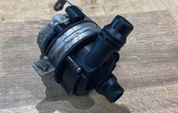 Mercedes-Benz C W205 Water pump A0005002686 0005002686 A2055010620
