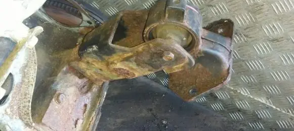 Hyundai Sonata Engine mount bracket