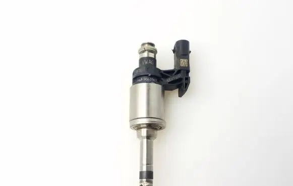 Volkswagen Golf VII Fuel injector 04E906036T