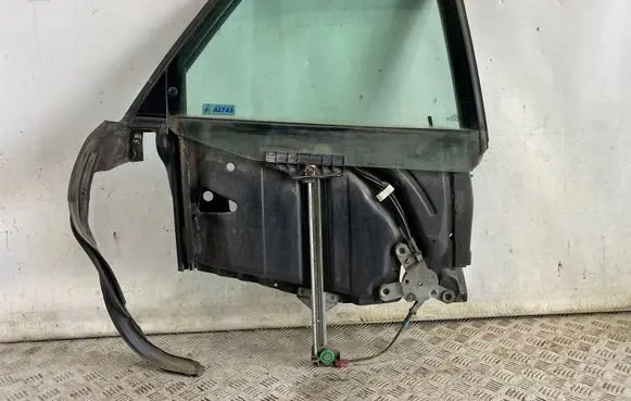 Rear window lifting mechanism without motor