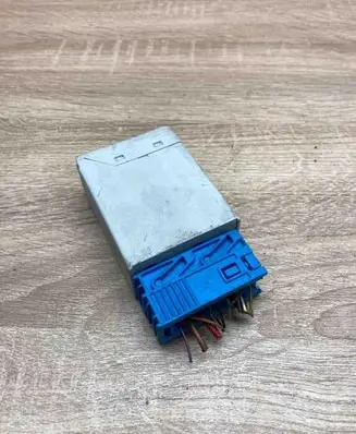 BMW 3 E36 Window wiper relay 8366381 711370