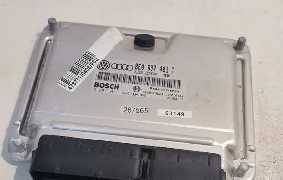 Volkswagen PASSAT B5 Engine control unit/module 8E0907401T 0281011444