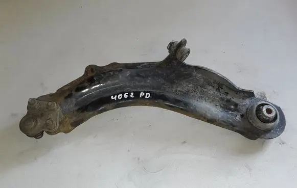 Renault Kangoo II Front lower control arm/wishbone 8200586567