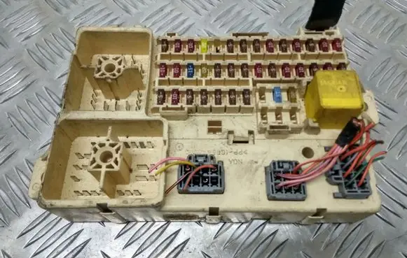 Jaguar S-Type Fuse module XR8314B192BA