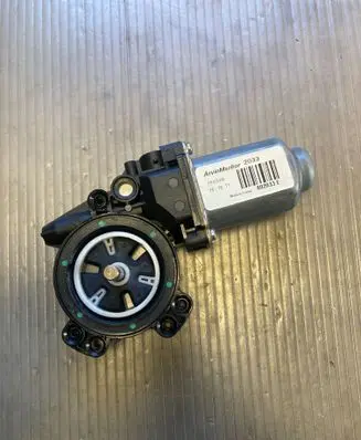 Nissan Qashqai Front door window regulator motor 402033E 2033