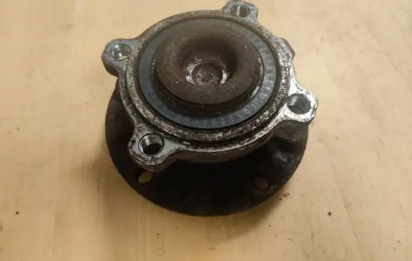 BMW 5 E39 Front wheel hub spindle knuckle