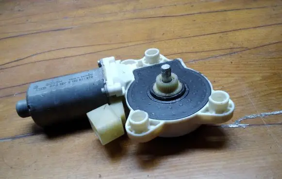 Mercedes-Benz E W211 Front door window regulator motor A2118202942 993626100 0130821970