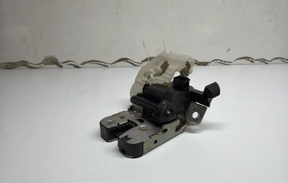 Volkswagen PASSAT B8 Loading door lock 3G0827503
