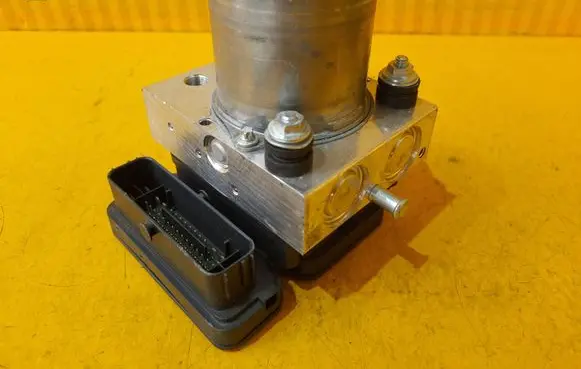Mercedes-Benz GLA W156 ABS Pump A2439009900