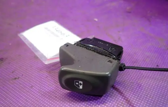 Renault Scenic I Quarter vent window switch 432963K