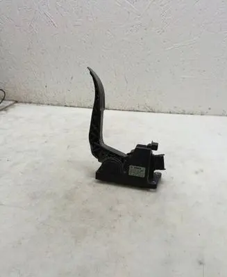 Accelerator throttle pedal